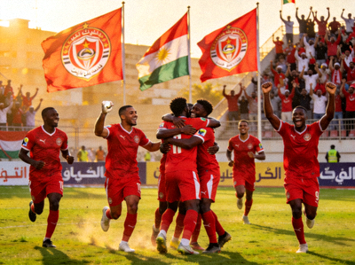 开罗国民球队队员在非洲赛场庆祝胜利的画面